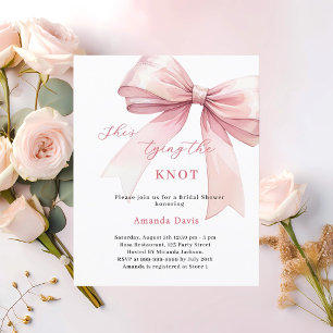 Sie bindet die Bridal-Dusche-Einladung an den Knot