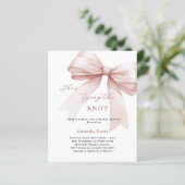 Sie bindet die Bridal-Dusche-Einladung an den Knot (Stehend Vorderseite)