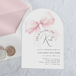 Sie bindet die Einladung zur Dusche der Knot-Arch-