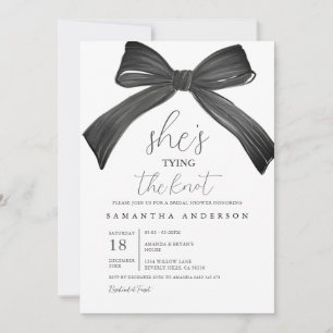 Sie bindet die Knot Bridal-Dusche an die Einladung