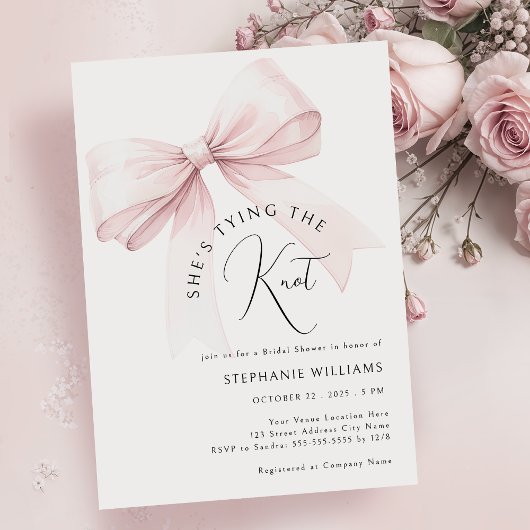 Sie bindet die Knot Bridal-Dusche an die Einladung
