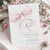 Sie bindet die Knot Bridal-Dusche an die Einladung