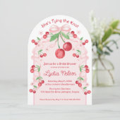 Sie bindet die Knot Coquette Cherry Bridal Einladung (Stehend Vorderseite)