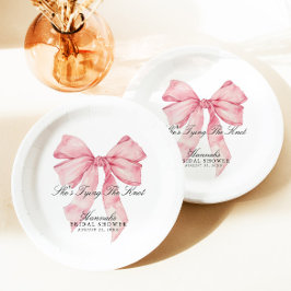 Sie bindet die Teller des Knot-Pink-Bow-Papiers