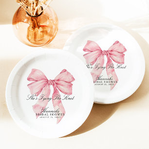 Sie bindet die Teller des Knot-Pink-Bow-Papiers