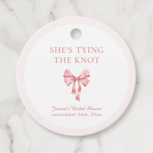 Sie bindet die weich rosa Dusche der Knöchel an Geschenkanhänger