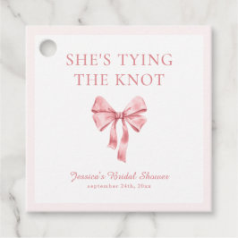 Sie bindet die weich rosa Dusche der Knöchel an Geschenkanhänger