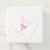 Sie bindet die weich rosa Dusche der Knöchel an Geschenkanhänger (Beispiel)