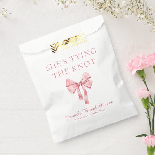 Sie bindet die weich rosa Dusche der Knöchel an Geschenktütchen (Versiegelt)