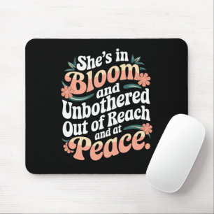 Sie blüht auf und ist unbesorgt außer Reichweite u Mousepad