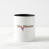 Sie blüht feminine inspirierende Kaffeetasse   (Zentrum)