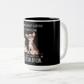 Sie braucht auch einen Chihuahua-Kaffee Zweifarbige Tasse (VorderseiteRechts)