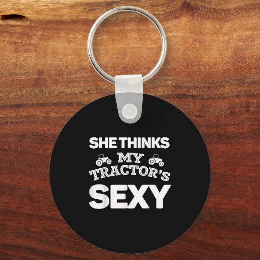 Sie denkt, meine Traktoren Y T Shirt Funny Boyfrie Schlüsselanhänger (Vorderseite)