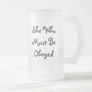 Sie, die befolgte Tasse sein muss