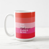 Sie, die es wagt, gewinnt Motivierend rosa Streife Kaffeetasse (Links)