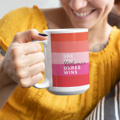 Sie, die es wagt, gewinnt Motivierend rosa Streife Kaffeetasse