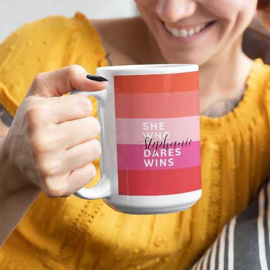 Sie, die es wagt, gewinnt Motivierend rosa Streife Kaffeetasse