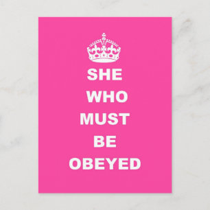 Sie, die gehorcht werden muss postkarte