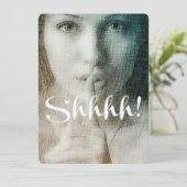 Sie! Einzigartiges Chic Fun Überraschungs-Party Einladung (Stehend Vorderseite)