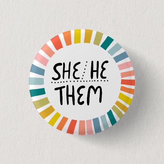 SIE/ER/SIE Pronouns Rainbow Handlettered Pride Button (Vorderseite)