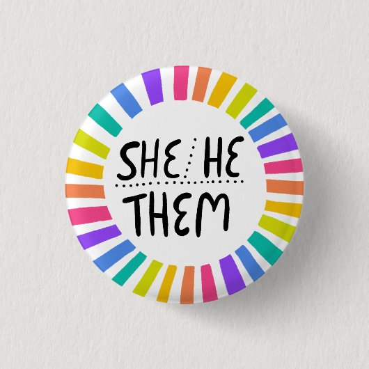 SIE/ER/SIE Pronouns Rainbow Handlettered Pride Button (Vorderseite)