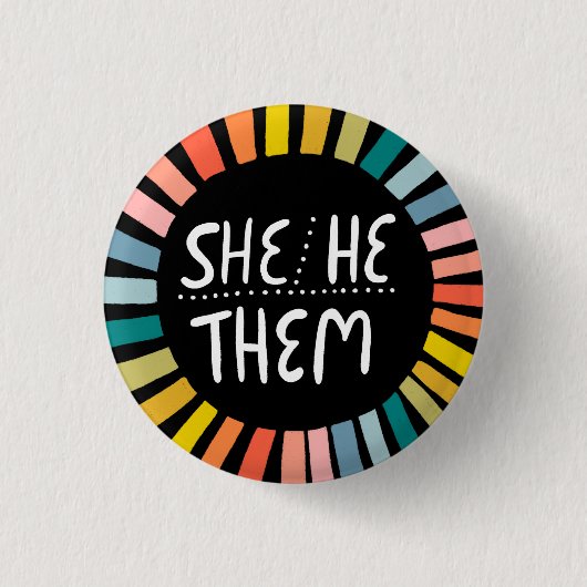 SIE/ER/SIE Pronouns Rainbow Handlettered Pride Button (Vorderseite)
