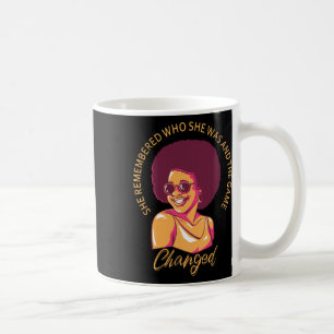 Sie erinnerte sich, wer sie war, und das Spiel änd Kaffeetasse