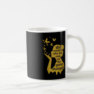 Sie erinnerte sich, wer sie war, und das Spiel änd Kaffeetasse