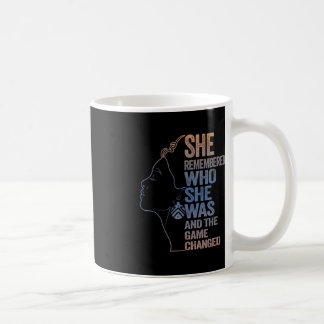 Sie erinnerte sich, wer sie war, und das Spiel ver Kaffeetasse