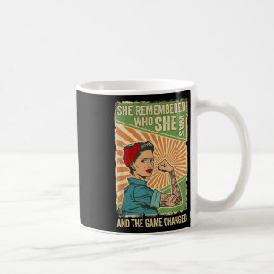 Sie erinnerte sich, wer sie war, und das Spiel ver Kaffeetasse