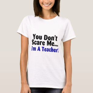 Sie erschrecken mich nicht Im ein Lehrer-blaues T-Shirt
