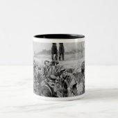 Sie erwarteten den Auftrag, um aufzuladen Zweifarbige Tasse (Mittel)