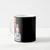 Sie essen die Hunde, die Katzen, die Haustiere. Kaffeetasse (Vorderseite Links)