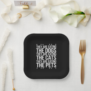 Sie essen die Hunde die Katzen die Haustiere Trump Pappteller