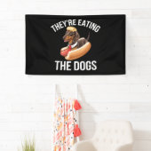 Sie essen die Hunde Donald Trump Debate 2024 Banner (Insitu)