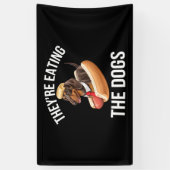 Sie essen die Hunde Donald Trump Debate 2024 Banner (Vertikal)