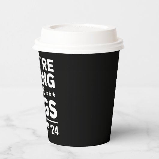 Sie essen die Hunde lustige Debatte Trump Zitat Pappbecher (Links)