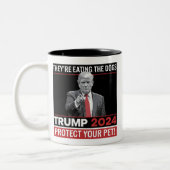 Sie essen die Hunde Trump 2024-Debatte Zweifarbige Tasse (Links)