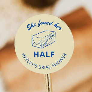 Sie fand ihre Butter-Hälfte Brautparty-Geschenk Runder Aufkleber