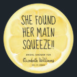 Sie fand ihre Haupt-Squeeze-Limousine Runder Aufkleber<br><div class="desc">Sie fand ihren Haupt-Squeeze Lemon Slice Brautparty Classic Round Sticker</div>