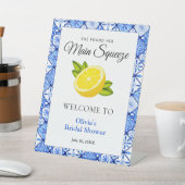 Sie fand ihren Brautparty mit der Hauptpresse will Sockelschild (In SItu)