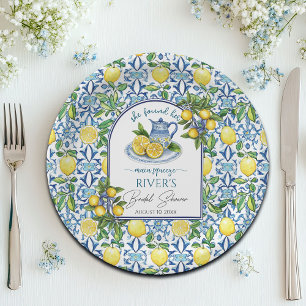 Sie fand ihren Hauptbrunnen-Junggesellinnenabschie Pappteller