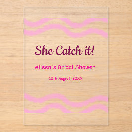 Sie fängt es rosa Spiralfarbenlinien bridal Acryleinladungen