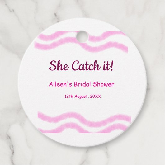 Sie fängt es rosa Spiralfarbenlinien bridal Geschenkanhänger (Vorderseite)