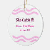 Sie fängt es rosa Spiralfarbenlinien bridal Keramik Ornament (Links)