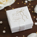 Sie feiert ihre Junggesellinnen-Party Perlenschlei Runder Aufkleber<br><div class="desc">Verleihen Sie Ihrer Feier mit diesem klassischen runden Aufkleber "She's Tying the Knot" (Sie knüpft den Knoten) mit Perlen-Bogen-Motiv eine zarte abschließende Note. Er wurde mit einem eleganten Bogen-Motiv und einer verfeinerten Schreibschrifttypografie gestaltet. Perfekt zum Verschließen von Umschlägen, Dekorieren von Gefälligkeiten, Geschenkverpackungen und Bridal-Shower-Verpackungen. Dieser Aufkleber unterstreicht eine romantische, kokette...</div>