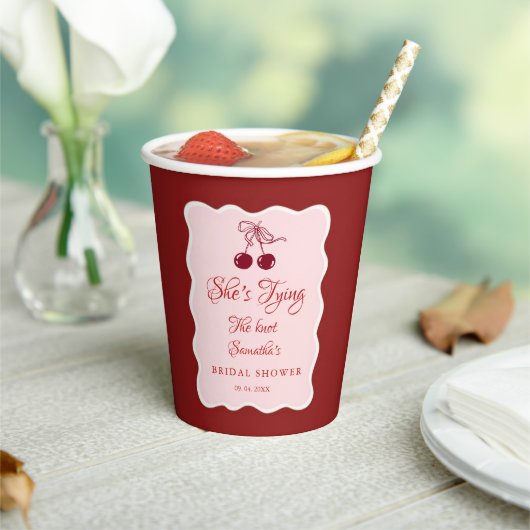 Sie feiert Junggesellinnenabschied Pappbecher (In Situ)