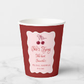 Sie feiert Junggesellinnenabschied Pappbecher (Vorderseite)