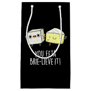 Sie Feta Brie-lieve It Funny Cheese Pun Dark BG Kleine Geschenktüte