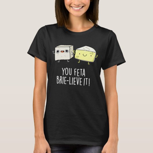 Sie Feta Brie-lieve It Funny Cheese Pun Dark BG T-Shirt (Vorderseite)